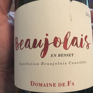 Výraz Beaujolais máme neoddliteln spojený s mladým vínem. Dokonce si myslíme, e se musí vypít hned v listopadu, jinak bude špatné. To mladé, oznaené jako Nouveau, je skuten dlané k okamité veselé konzumaci, podobn jako naše mladé i Svatomartinské víno, nebo jako Novelo ve Španlsku.
Nicmén oblast Beaujolais produkuje adu skvlých ervených vín odrdy Gamay naprosto tradiním zpsobem. Ta pak mají asto stedndobý nebo dlouhý potenciál pro leení a zrání v láhvi.